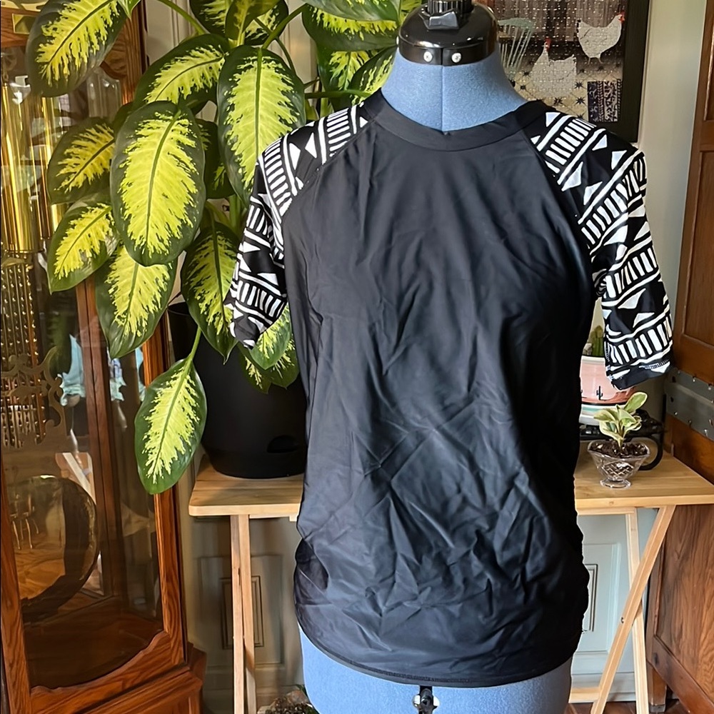 Old Navy Swim Black and White Geometric Sleeve Women's Swim Shirt